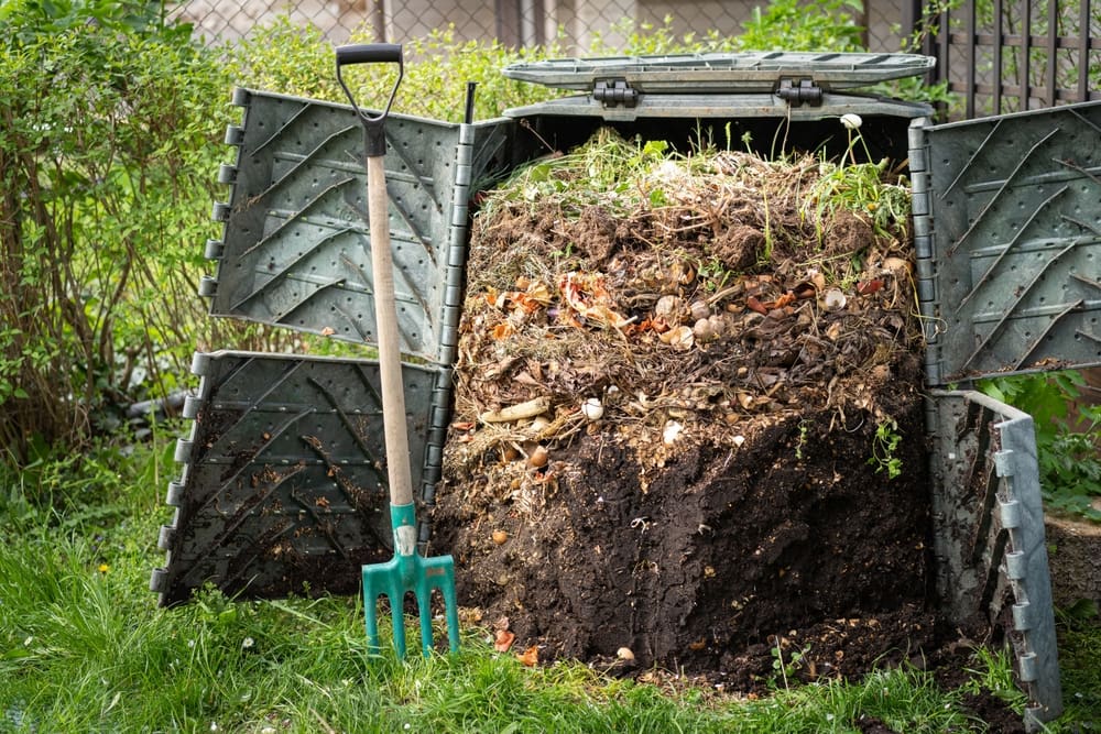 Home composting system ready for bioplastic compostable straws from UrthPact